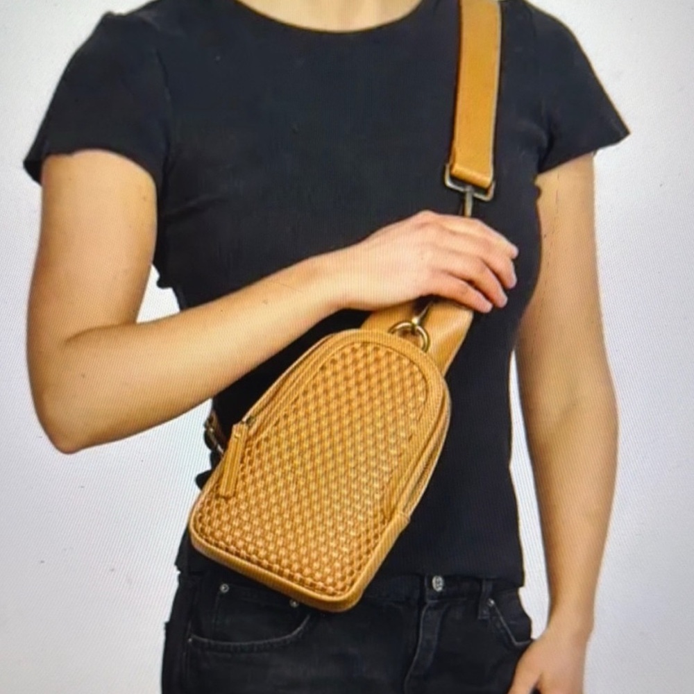 Elegant Tan Woven Leather Crossbody Bag - Picture 4 of 7